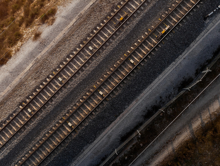 Vista aérea de varias vías ferroviarias