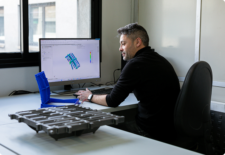 Ingeniero trabajando en diseño 3D en ordenador