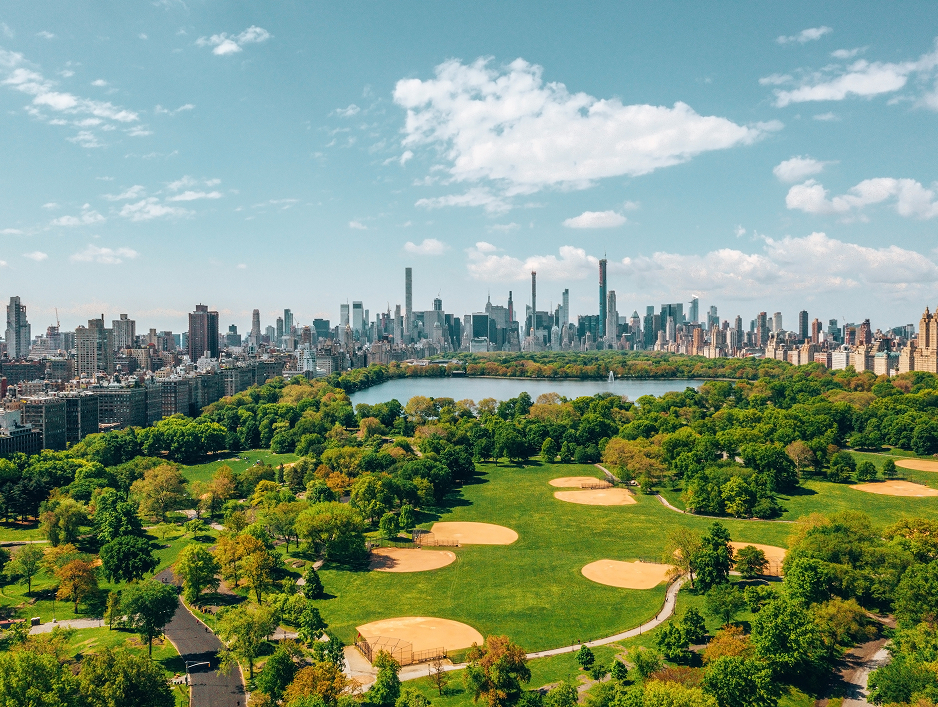 Vista panorámica de Central Park con el lago y el skyline de Nueva York al fondo