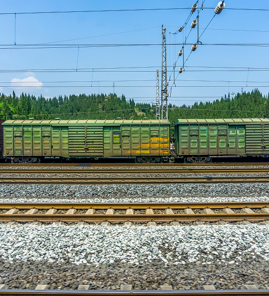 Vagones de tren de mercancías sobre vías ferroviarias