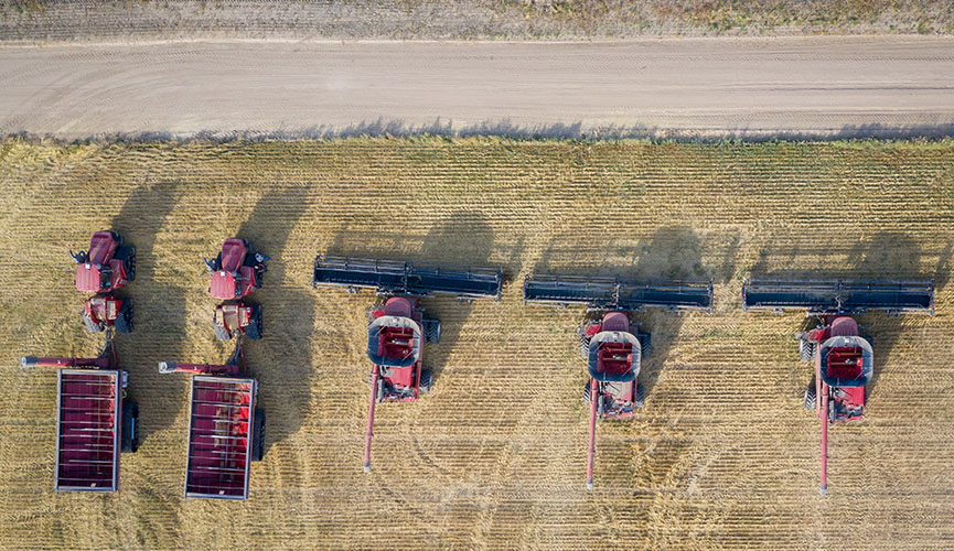 Una toma aérea de cosechadoras en un campo agrícola