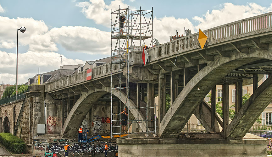 Operarios trabajando en mantenimiento de un puente