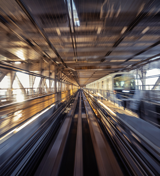 Tren en movimiento sobre vías